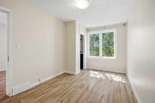 224 30 Avenue Ne, Calgary, AB - Indoor Photo Showing Other Room