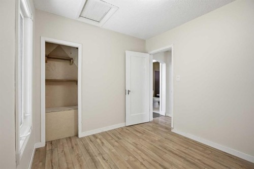 224 30 Avenue Ne, Calgary, AB - Indoor Photo Showing Other Room