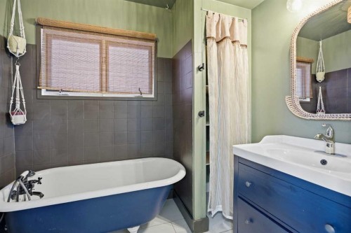 224 30 Avenue Ne, Calgary, AB - Indoor Photo Showing Bathroom