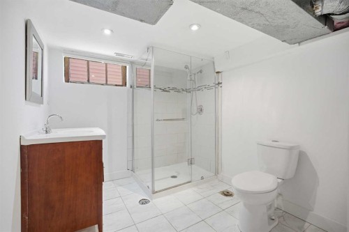 224 30 Avenue Ne, Calgary, AB - Indoor Photo Showing Bathroom