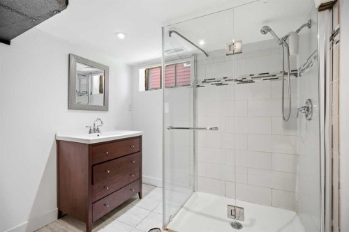 224 30 Avenue Ne, Calgary, AB - Indoor Photo Showing Bathroom