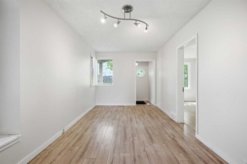 224 30 Avenue Ne, Calgary, AB - Indoor Photo Showing Other Room