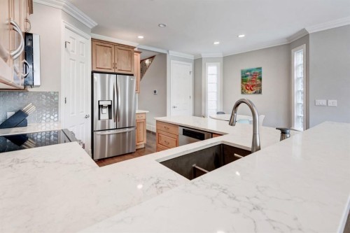 115 15 Street Nw, Calgary, AB - Indoor Photo Showing Kitchen With Upgraded Kitchen