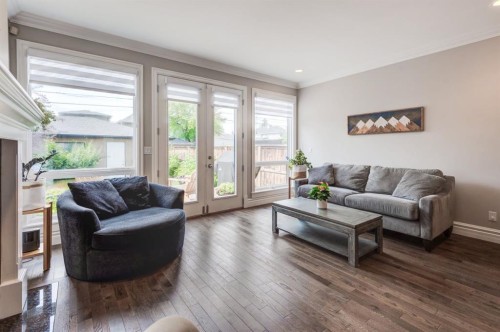 115 15 Street Nw, Calgary, AB - Indoor Photo Showing Living Room