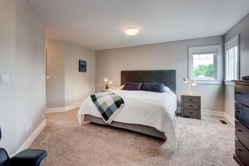 115 15 Street Nw, Calgary, AB - Indoor Photo Showing Bedroom