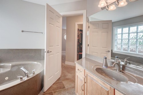 115 15 Street Nw, Calgary, AB - Indoor Photo Showing Bathroom