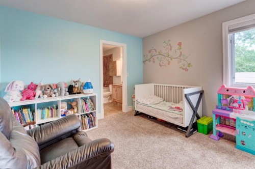 115 15 Street Nw, Calgary, AB - Indoor Photo Showing Bedroom