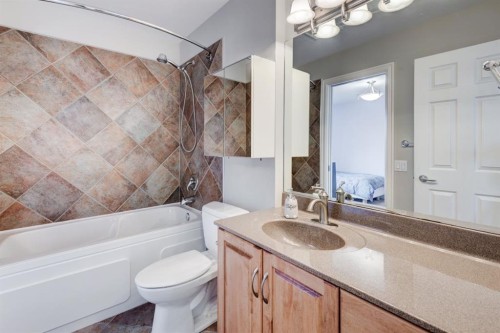 115 15 Street Nw, Calgary, AB - Indoor Photo Showing Bathroom