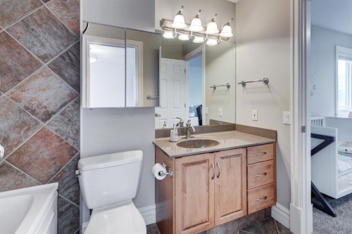 115 15 Street Nw, Calgary, AB - Indoor Photo Showing Bathroom