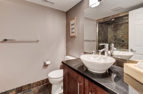 115 15 Street Nw, Calgary, AB - Indoor Photo Showing Bathroom