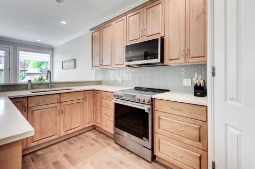115 15 Street Nw, Calgary, AB - Indoor Photo Showing Kitchen