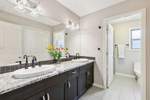 7520 Springbank Way Sw, Calgary, AB - Indoor Photo Showing Bathroom