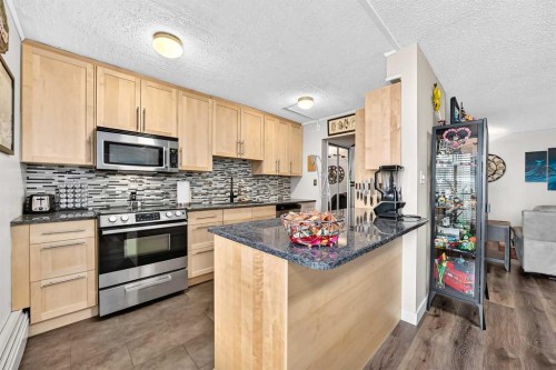 101-300 Meredith Road Ne, Calgary, AB - Indoor Photo Showing Kitchen With Upgraded Kitchen