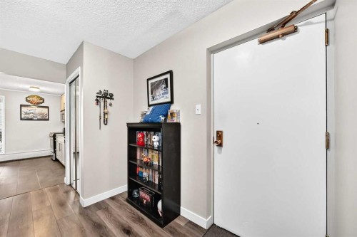 101-300 Meredith Road Ne, Calgary, AB - Indoor Photo Showing Other Room