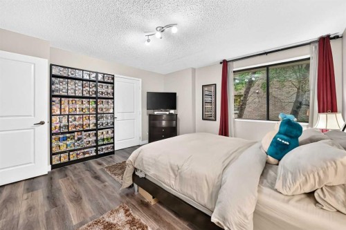 101-300 Meredith Road Ne, Calgary, AB - Indoor Photo Showing Bedroom