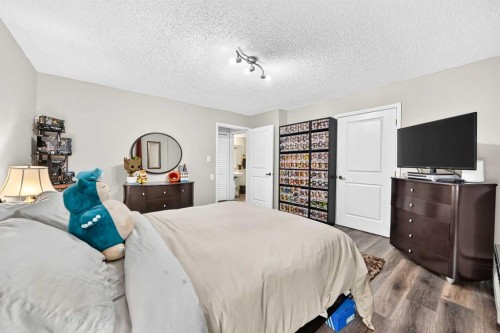 101-300 Meredith Road Ne, Calgary, AB - Indoor Photo Showing Bedroom