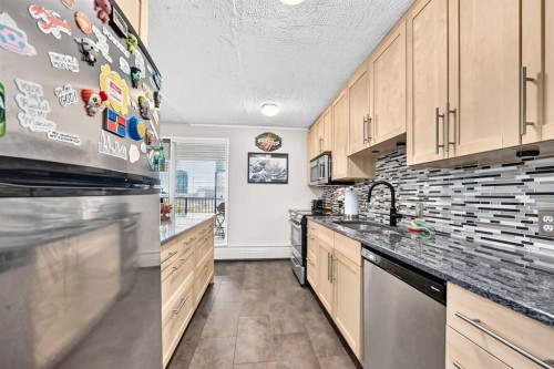 101-300 Meredith Road Ne, Calgary, AB - Indoor Photo Showing Kitchen With Stainless Steel Kitchen With Upgraded Kitchen