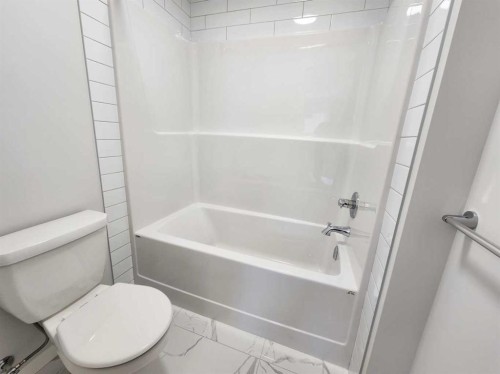 364 Herron Landing Ne, Calgary, AB - Indoor Photo Showing Bathroom