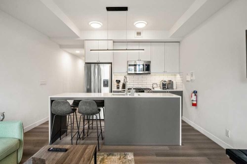 323-327 9A Street Nw, Calgary, AB - Indoor Photo Showing Kitchen With Upgraded Kitchen