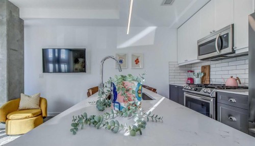 317R-327 9A Street Nw, Calgary, AB - Indoor Photo Showing Kitchen With Upgraded Kitchen