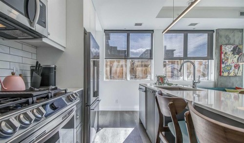 317R-327 9A Street Nw, Calgary, AB - Indoor Photo Showing Kitchen With Upgraded Kitchen