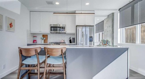 317R-327 9A Street Nw, Calgary, AB - Indoor Photo Showing Kitchen With Upgraded Kitchen