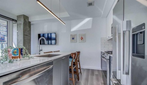 317R-327 9A Street Nw, Calgary, AB - Indoor Photo Showing Kitchen