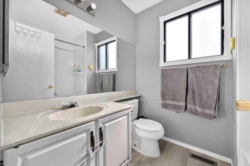 672 Whiteridge Way Ne, Calgary, AB - Indoor Photo Showing Bathroom