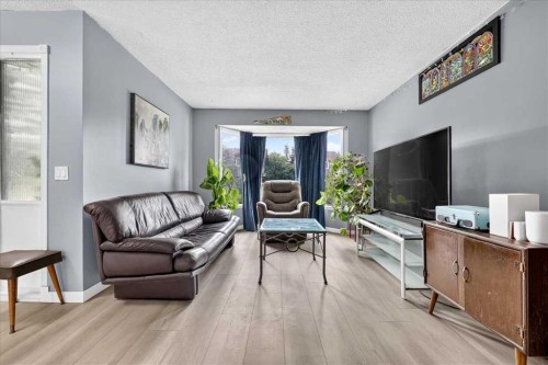 672 Whiteridge Way Ne, Calgary, AB - Indoor Photo Showing Living Room