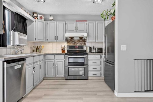 672 Whiteridge Way Ne, Calgary, AB - Indoor Photo Showing Kitchen