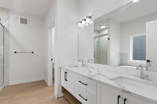 425 Montrose Green Se, High River, AB - Indoor Photo Showing Bathroom
