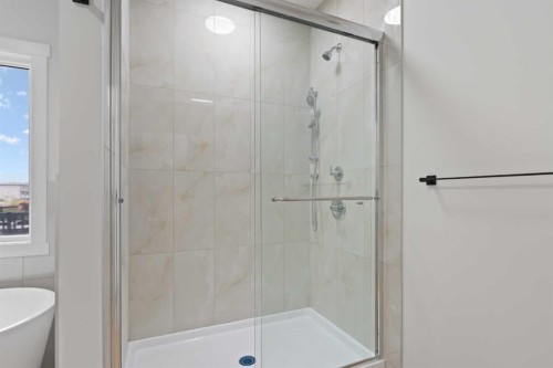 425 Montrose Green Se, High River, AB - Indoor Photo Showing Bathroom