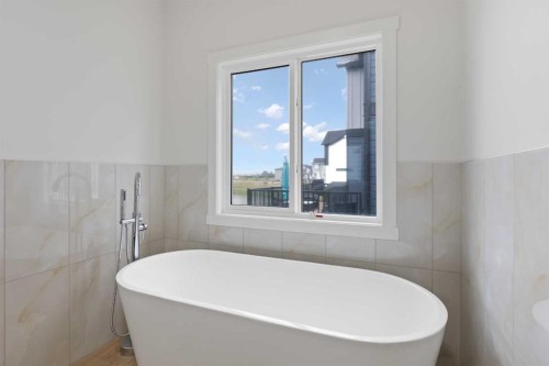 425 Montrose Green Se, High River, AB - Indoor Photo Showing Bathroom