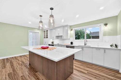 14672 Deer Ridge Drive Se, Calgary, AB - Indoor Photo Showing Kitchen With Upgraded Kitchen