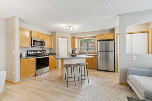 106-7 Everridge Square Sw, Calgary, AB - Indoor Photo Showing Kitchen With Stainless Steel Kitchen