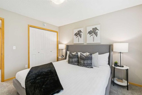 106-7 Everridge Square Sw, Calgary, AB - Indoor Photo Showing Bedroom