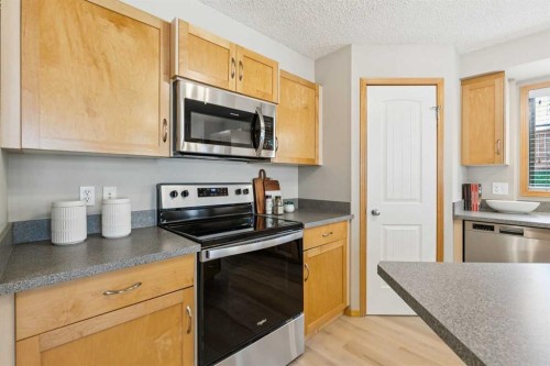 106-7 Everridge Square Sw, Calgary, AB - Indoor Photo Showing Kitchen