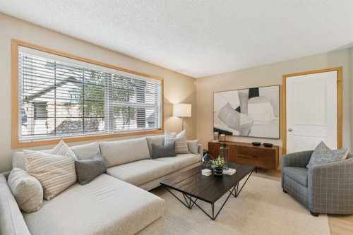 106-7 Everridge Square Sw, Calgary, AB - Indoor Photo Showing Living Room