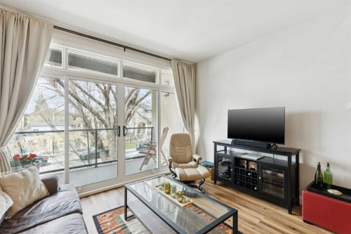 204-540 34 Street Nw, Calgary, AB - Indoor Photo Showing Living Room