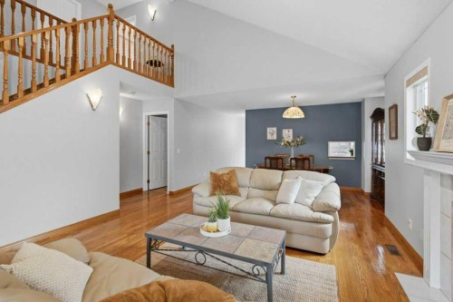 4 Inglewood Landing Se, Calgary, AB - Indoor Photo Showing Living Room