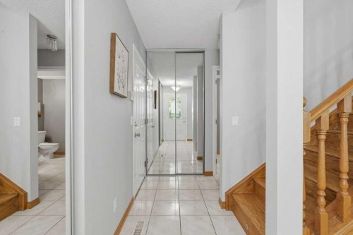 4 Inglewood Landing Se, Calgary, AB - Indoor Photo Showing Other Room