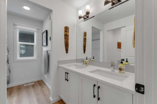 444 Lawthorn Way, Airdrie, AB - Indoor Photo Showing Bathroom