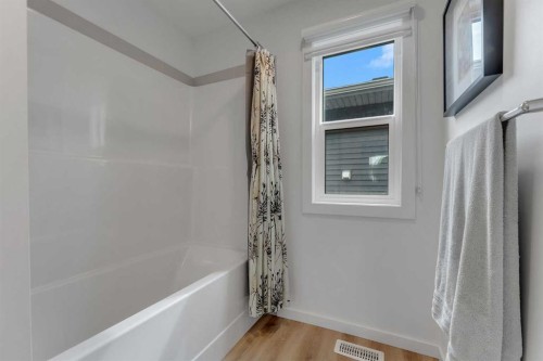 444 Lawthorn Way, Airdrie, AB - Indoor Photo Showing Bathroom