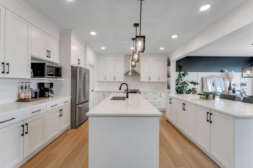 444 Lawthorn Way, Airdrie, AB - Indoor Photo Showing Kitchen With Upgraded Kitchen