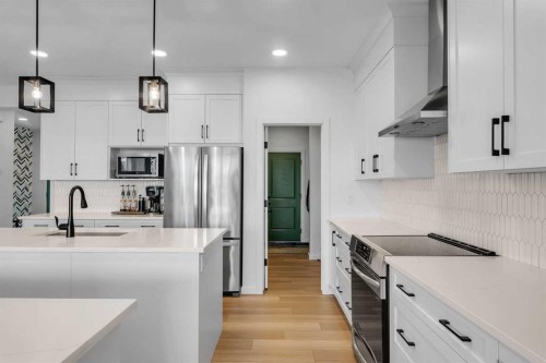 444 Lawthorn Way, Airdrie, AB - Indoor Photo Showing Kitchen With Upgraded Kitchen