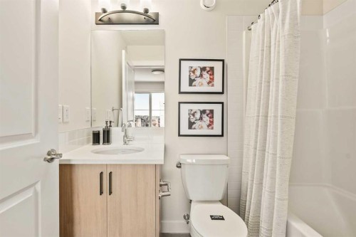 15020 Centre Street Ne, Calgary, AB - Indoor Photo Showing Bathroom