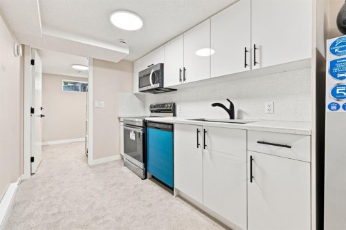 1012 1 Avenue Nw, Calgary, AB - Indoor Photo Showing Kitchen