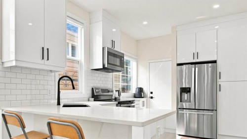 1012 1 Avenue Nw, Calgary, AB - Indoor Photo Showing Kitchen With Upgraded Kitchen