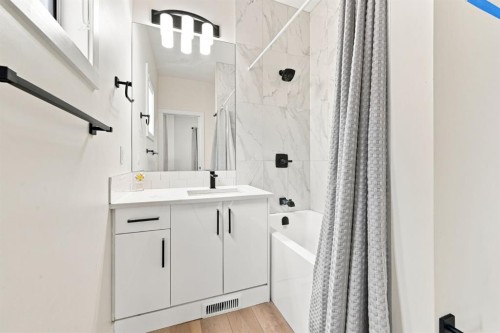 1012 1 Avenue Nw, Calgary, AB - Indoor Photo Showing Bathroom