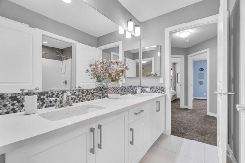 49 Creekside Avenue Sw, Calgary, AB - Indoor Photo Showing Bathroom